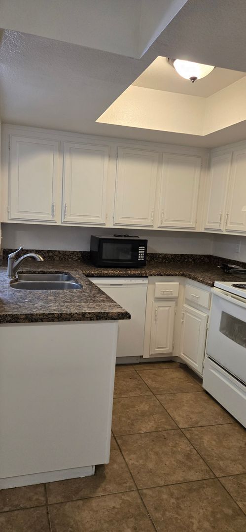 Building Photo - Beautiful 2 bedroom 2 bath Condo  New Paint and flooring throughout