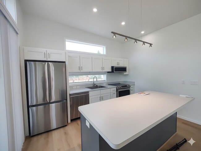Building Photo - Fully Fenced Private Single-Level 2x2 Retreat in Bend with Bonus Office Nook!