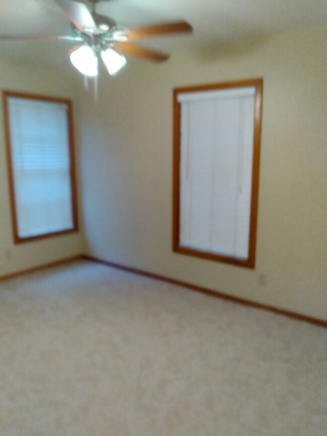 Building Photo - Great location