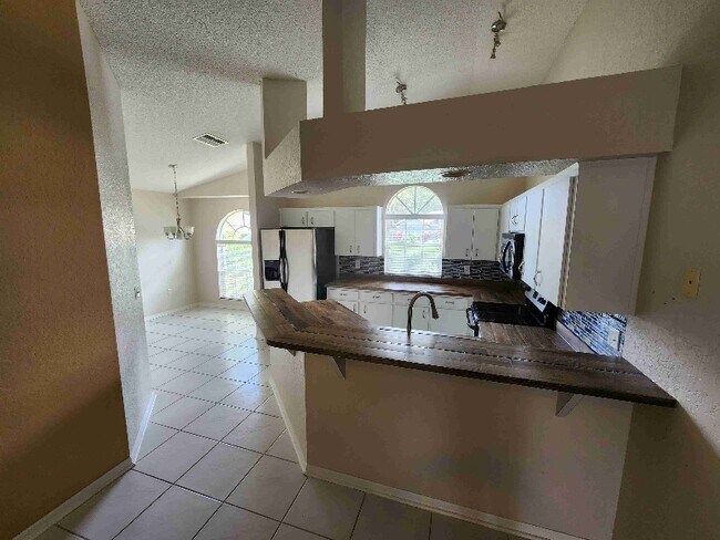 Building Photo - 7493 Briarbay Loop