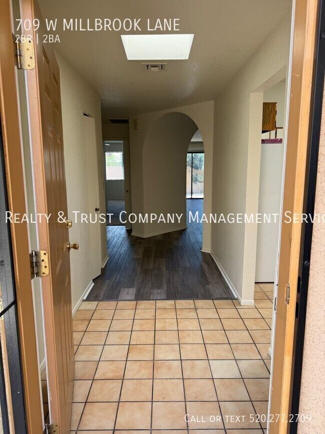 Building Photo - 709 W Millbrook Ln