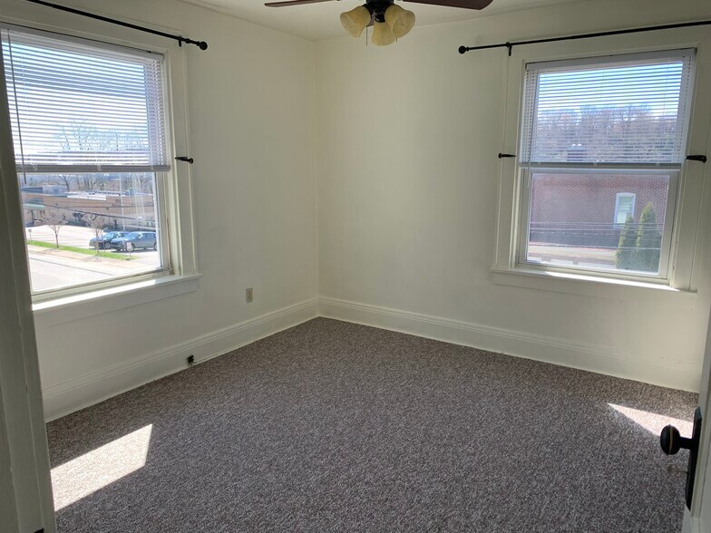 Building Photo - 933 Highland Ave