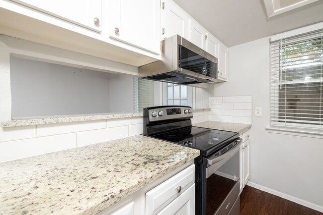 Building Photo - Remodeled Townhome with Granite & Stainless appliances