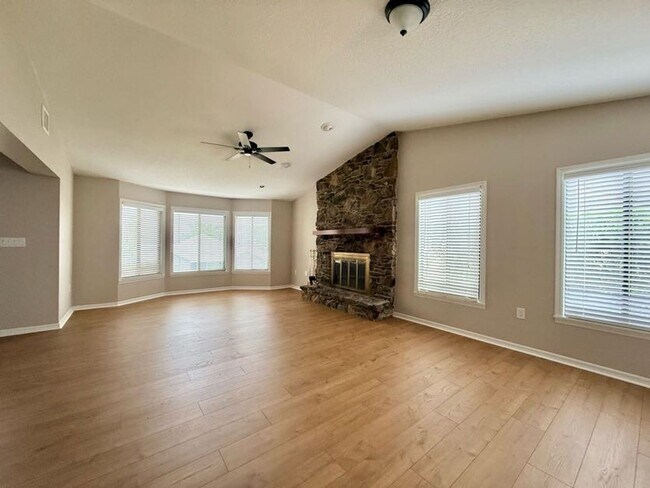 Building Photo - Large and Stunning 2700sqft Newly Renovated 3BR 3BTH!