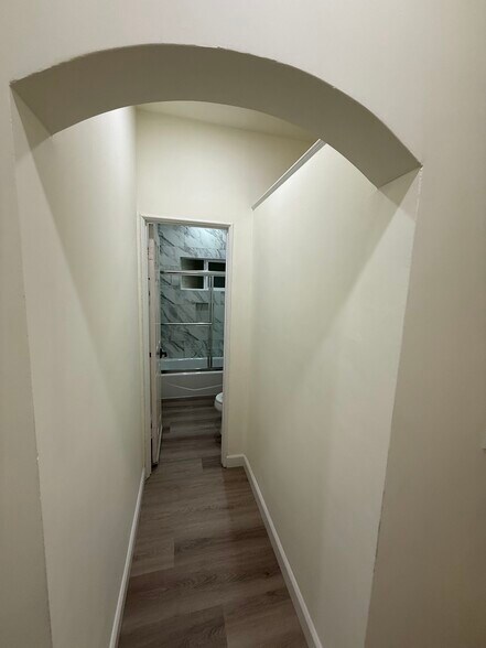 Building Photo - 208 N La Peer Dr