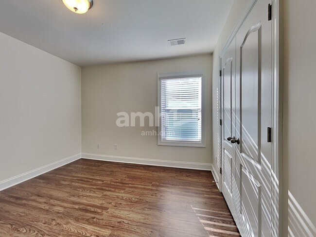 Building Photo - 111 Doral Blue Dr