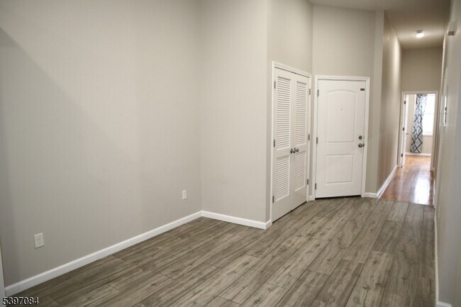 Building Photo - 154 Garside St