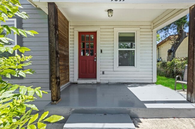 Building Photo - Fully renovated home close to downtown
