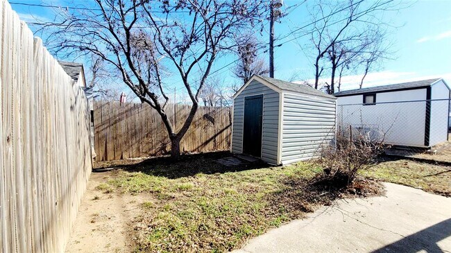 Building Photo - 300 E Kittyhawk Dr