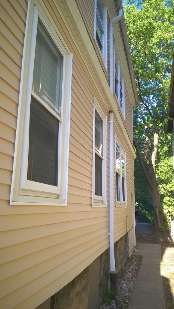 Building Photo - Newly Updated Spacious Three Bedroom Upper...