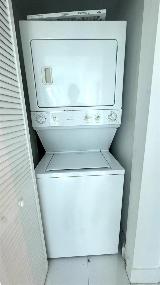 Building Photo - 950 Brickell Bay Dr