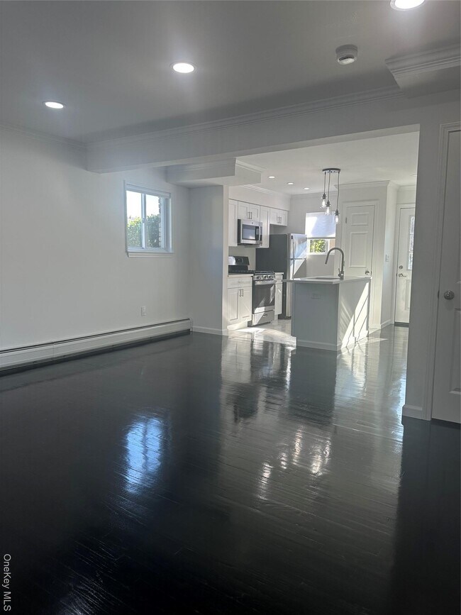 Building Photo - 8 Central Dr