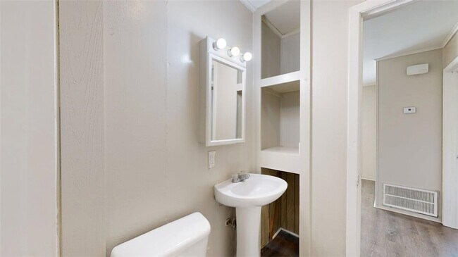 Building Photo - 204 Lynn Dr