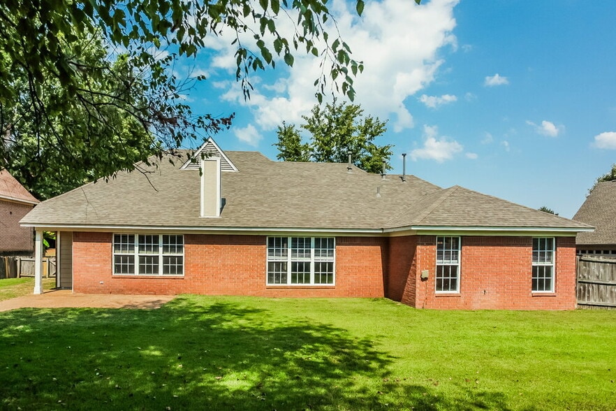 Building Photo - 6365 Gardener Cove