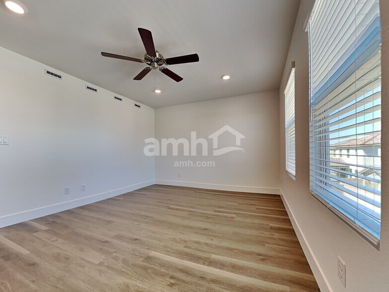 Building Photo - 5856 Vaes Dothrak St