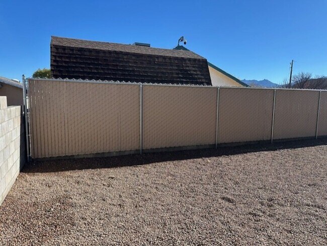 Building Photo - Sparkling clean and move in ready. Call for a showing! (928) 453-2606