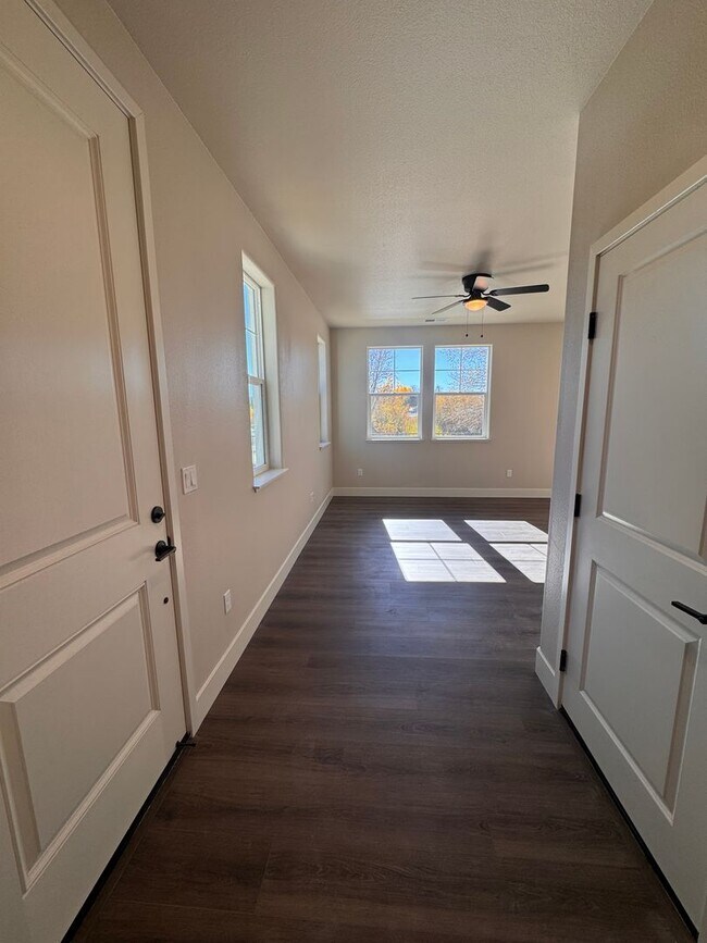 Building Photo - NEW! 3/2.5/2 Townhome in Gardnerville