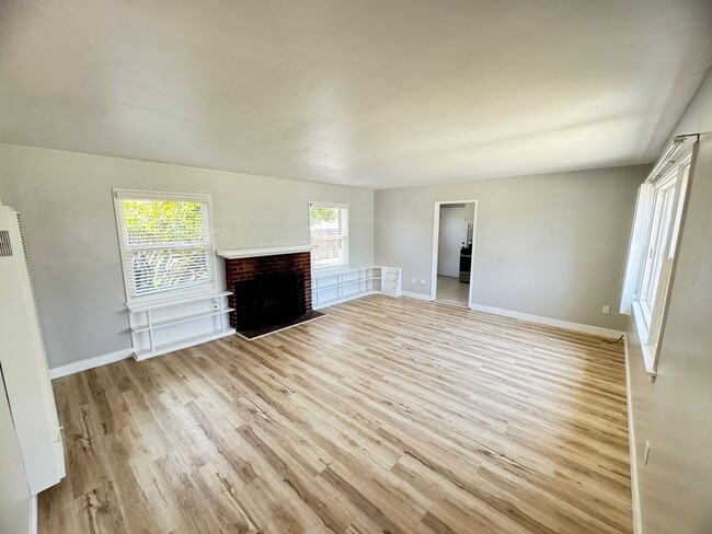 Building Photo - 220 Castaic Ave