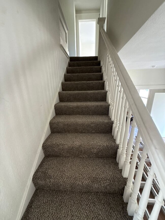 Building Photo - 3 bedroom/2 bath house