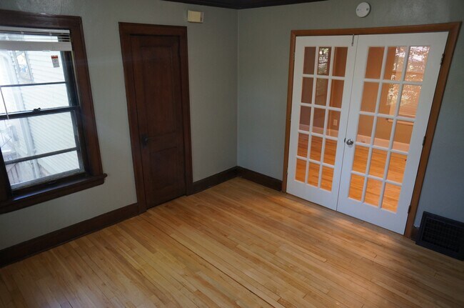 Building Photo - 808 E 3rd St