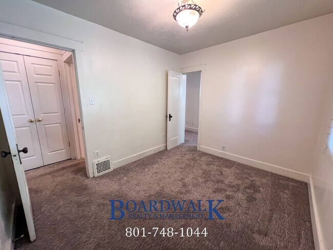 Building Photo - 2247 E Lambourne Ave