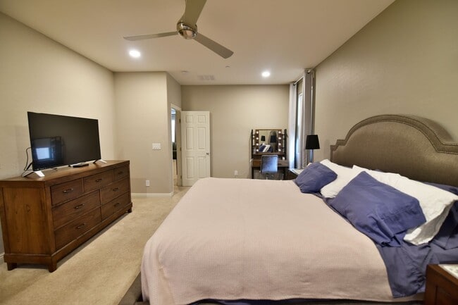 Building Photo - Gorgeous 3bed / 2.5bath home located in Tuscany!
