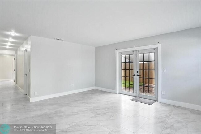 Building Photo - 802 SW 12th Ct