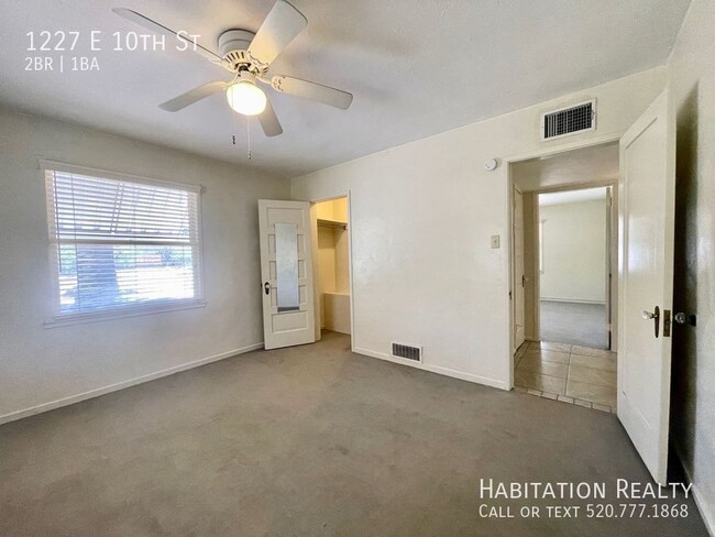 Building Photo - Pre-Lease!! Spacious 2 bed/1 bath Universi...