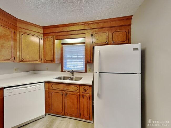 Building Photo - 210 Village Walk