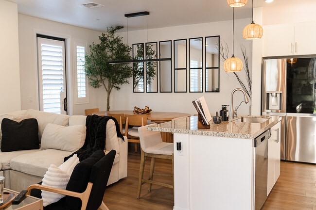 Building Photo - 36351 Elizabeth Ln