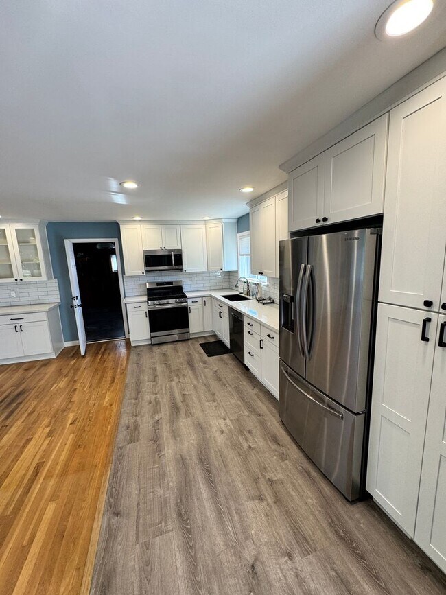 Building Photo - 3 Bedroom 1.5 baths! Walker & Cedar Hills ...
