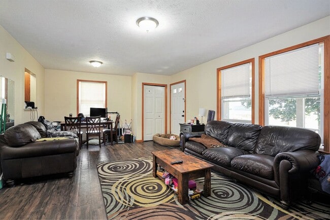 Building Photo - AVAILABLE IN NOVEMBER! 3 Bedroom, 1.5 Bath House in Grand Rapids