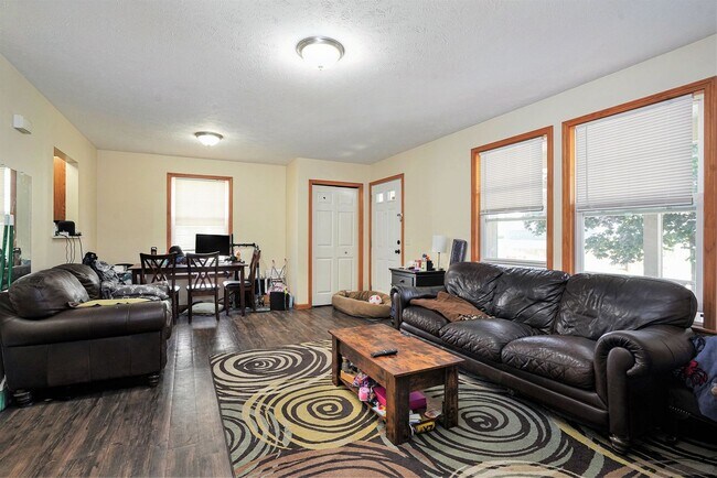 Building Photo - AVAILABLE NOW! 3 Bedroom, 1.5 Bath House in Grand Rapids