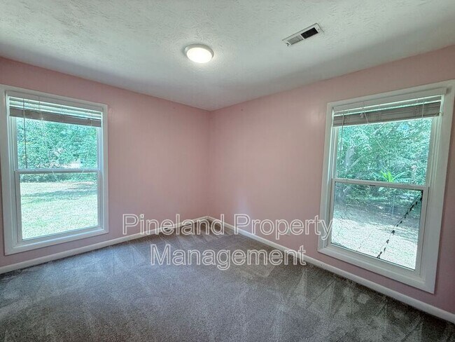 Building Photo - 890 Bridgette St
