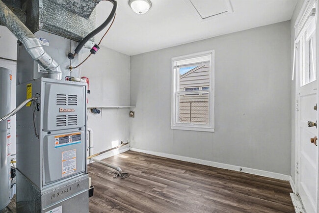 Building Photo - Charming 3-bedroom, 1-bath gem in the heart of Mishawaka!