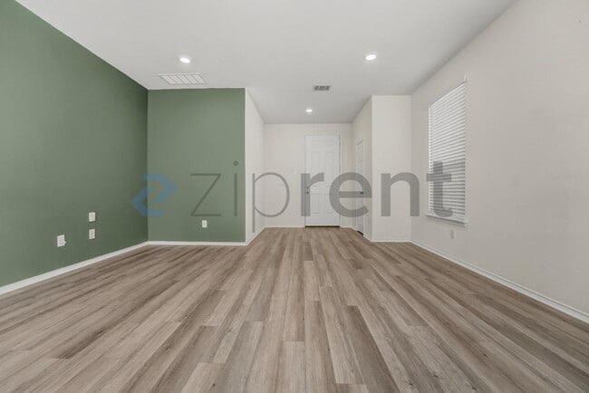 Building Photo - Unit