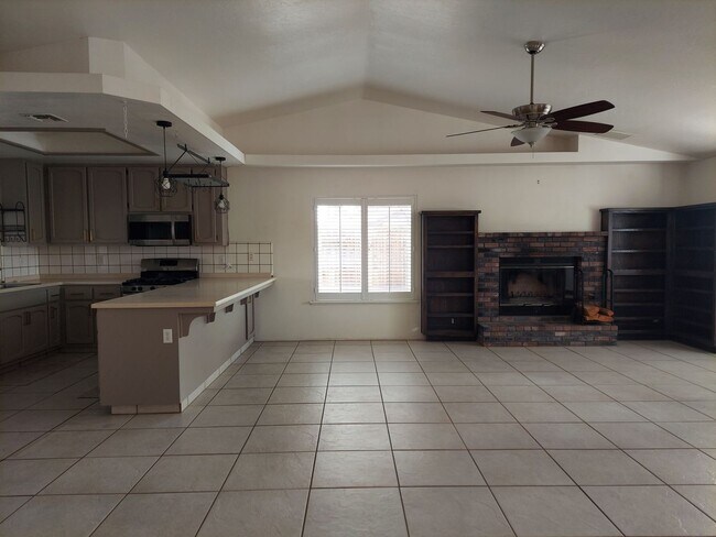 Building Photo - Please Contact VAUGHN REALTY to set up an appointment 760-446-6561