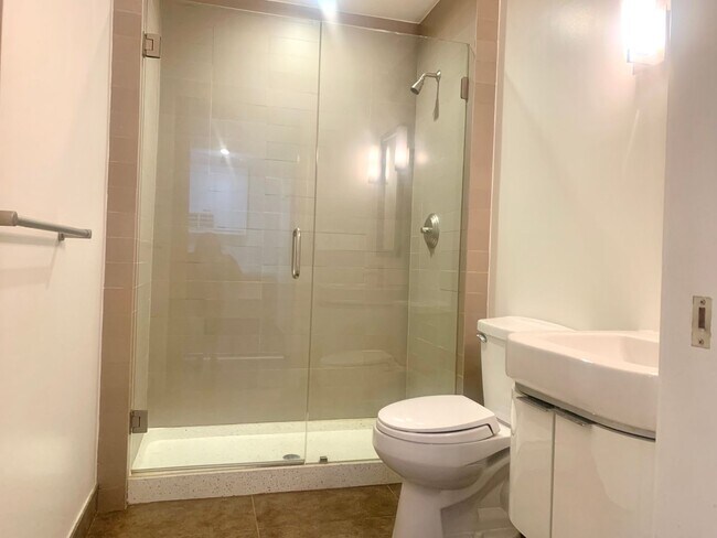 Building Photo - Spacious Centrally Located 1 bed + Den/ 1....