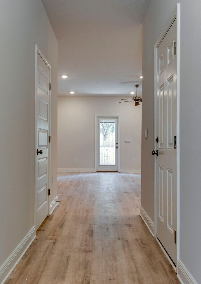 Building Photo - NEWER LUXURY TOWNHOME IN SANTA ROSA BEACH