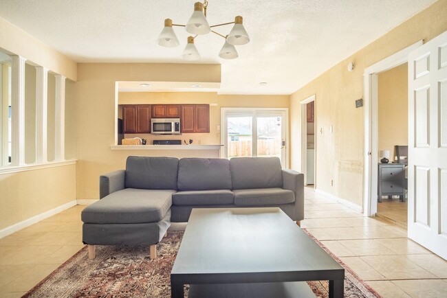 Building Photo - Queen room in 4-bed/2.0-bath Home