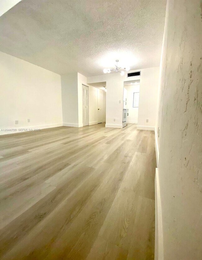 Building Photo - 10901 N Kendall Dr