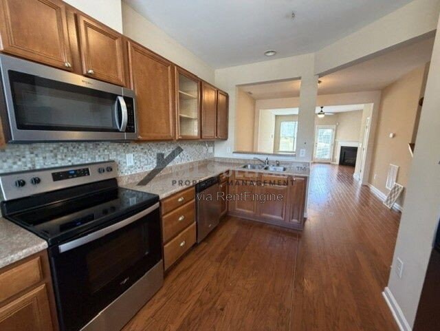 Building Photo - 100 Stratford Lakes Dr