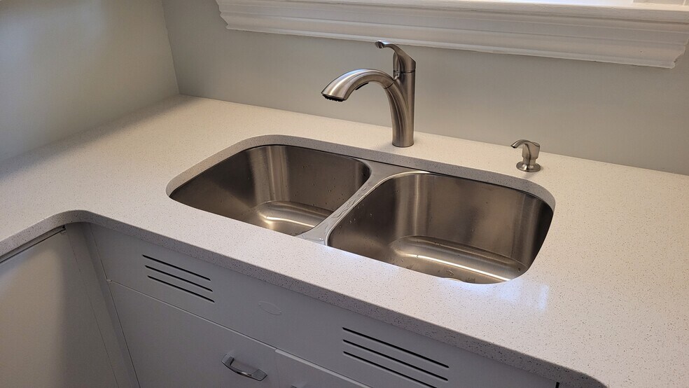 Building Photo - 516 Fountain St NE