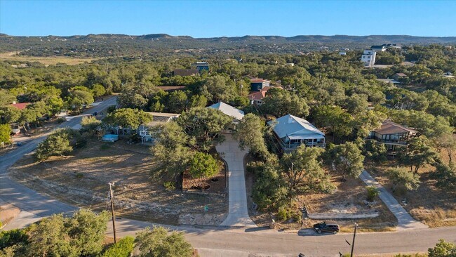 Building Photo - 785 Lake Forest