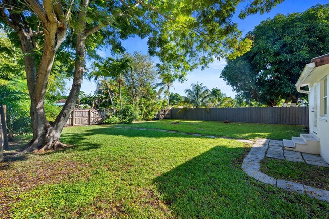 Building Photo - 1535 Plunkett St