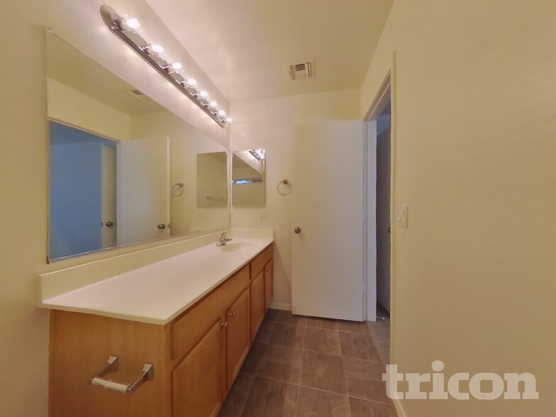 Building Photo - 12510 W Scotts Dr