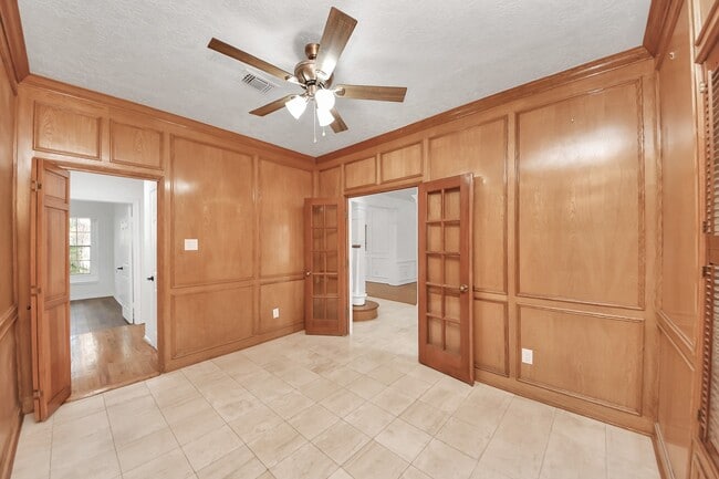 Building Photo - 15919 Lake Lodge Dr