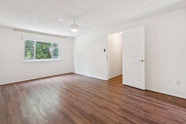 Building Photo - Home in Highly Desirable Forest Ridge!