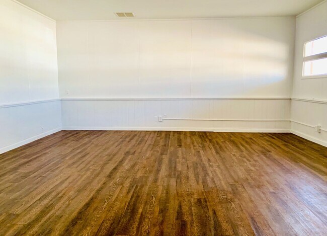 Building Photo - Beautiful 3BD 1.5BA Home W/  Bonus Room in...