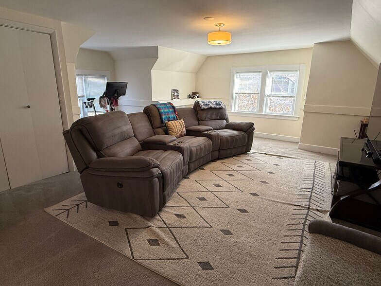 Building Photo - 162 Babcock St